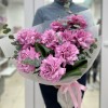 Букет из 9 пышных сиреневых роз Куинс Краун с зеленью
